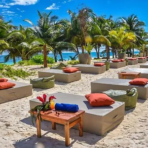 Mia Beachfront - Ocean View And Club Hotell